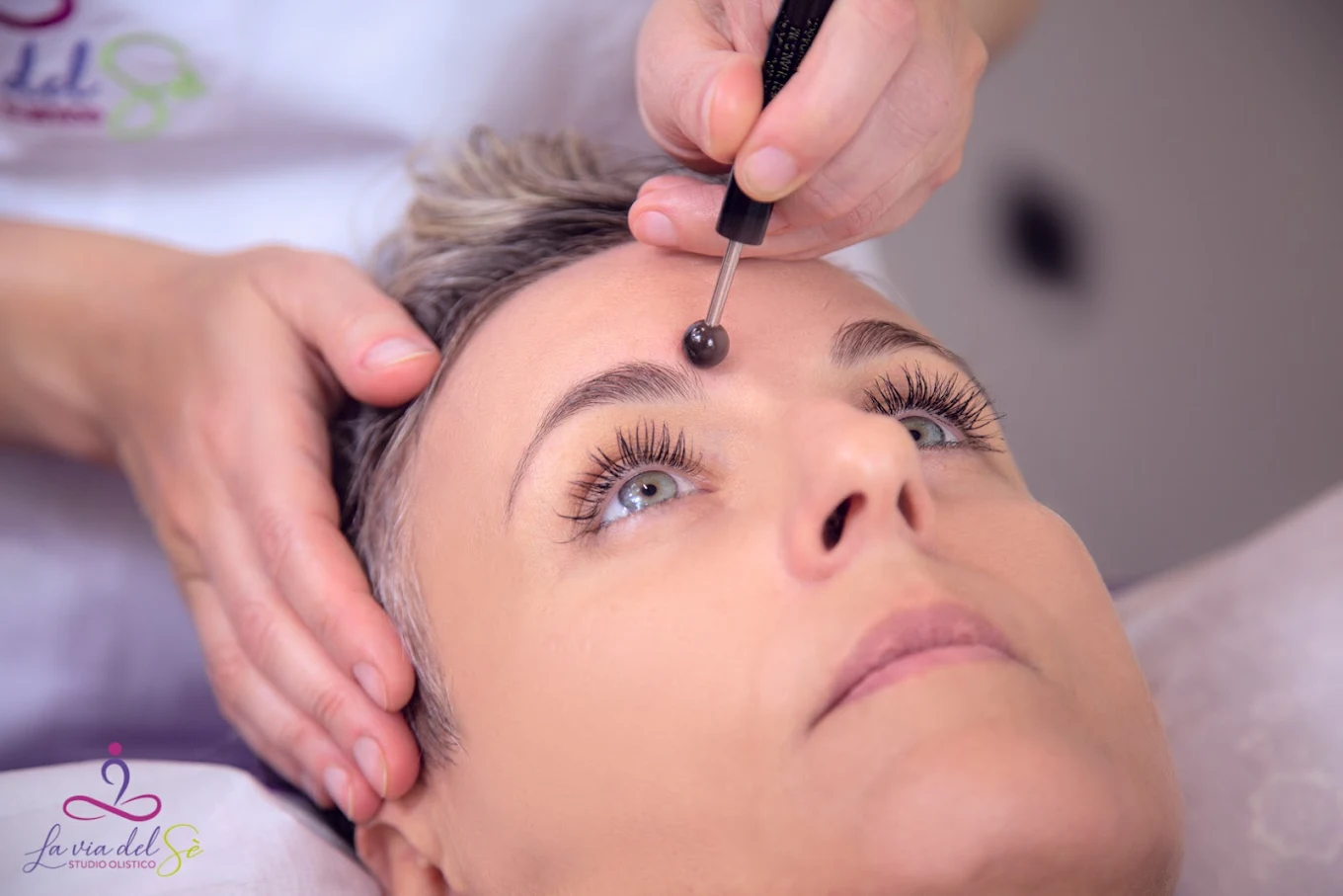Trattamento Reiki con applicazione sul terzo occhio